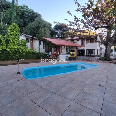 Casa com 298m², 6 quartos (sendo 6 suítes), 1 garagem, no bairro Sambaqui em Florianópolis