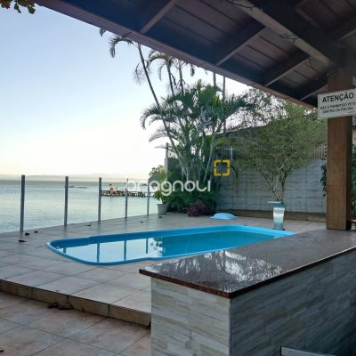 Casa com 298m², 6 quartos (sendo 6 suítes), 1 garagem, no bairro Sambaqui em Florianópolis