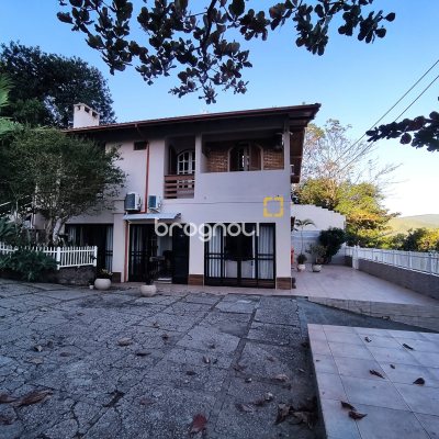 Casa com 298m², 6 quartos (sendo 6 suítes), 1 garagem, no bairro Sambaqui em Florianópolis