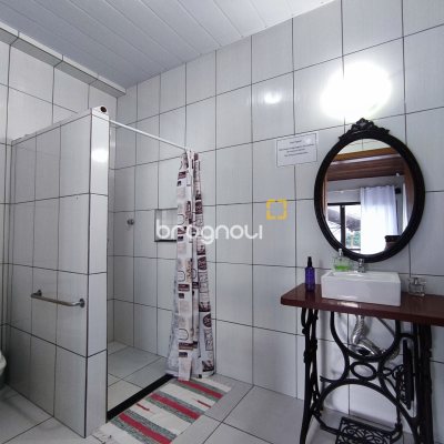 Casa com 298m², 6 quartos (sendo 6 suítes), 1 garagem, no bairro Sambaqui em Florianópolis