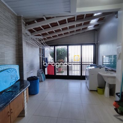 Casa com 298m², 6 quartos (sendo 6 suítes), 1 garagem, no bairro Sambaqui em Florianópolis