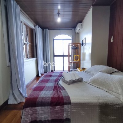 Casa com 298m², 6 quartos (sendo 6 suítes), 1 garagem, no bairro Sambaqui em Florianópolis