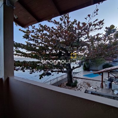 Casa com 298m², 6 quartos (sendo 6 suítes), 1 garagem, no bairro Sambaqui em Florianópolis