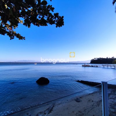 Casa com 298m², 6 quartos (sendo 6 suítes), 1 garagem, no bairro Sambaqui em Florianópolis
