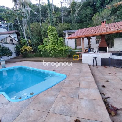 Casa com 298m², 6 quartos (sendo 6 suítes), 1 garagem, no bairro Sambaqui em Florianópolis