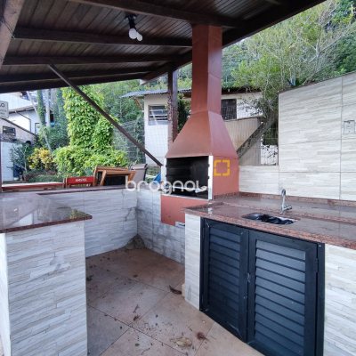 Casa com 298m², 6 quartos (sendo 6 suítes), 1 garagem, no bairro Sambaqui em Florianópolis