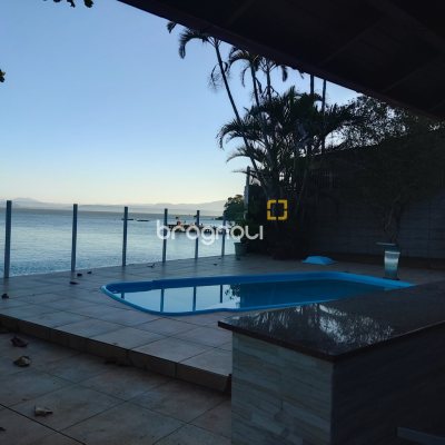 Casa com 298m², 6 quartos (sendo 6 suítes), 1 garagem, no bairro Sambaqui em Florianópolis