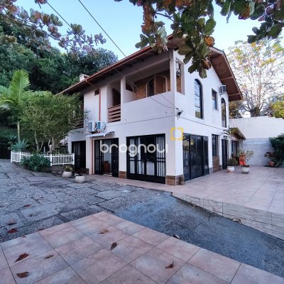 Casa com 298m², 6 quartos (sendo 6 suítes), 1 garagem, no bairro Sambaqui em Florianópolis