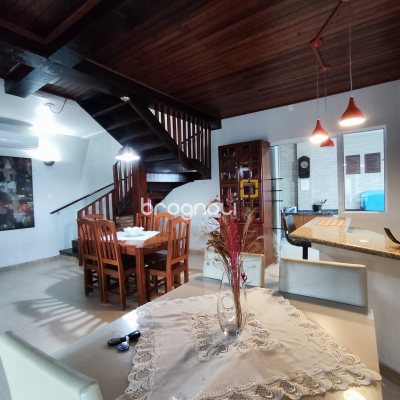 Casa com 298m², 6 quartos (sendo 6 suítes), 1 garagem, no bairro Sambaqui em Florianópolis