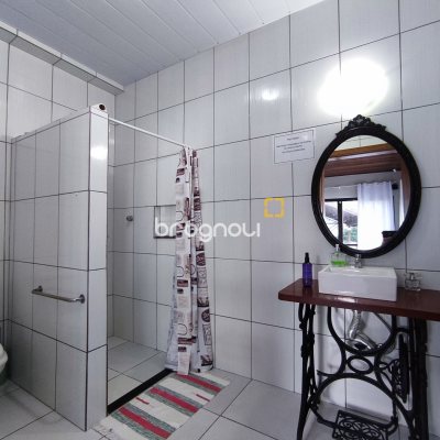 Casa com 298m², 6 quartos (sendo 6 suítes), 1 garagem, no bairro Sambaqui em Florianópolis