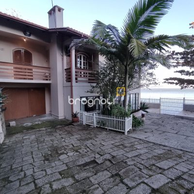 Casa com 298m², 6 quartos (sendo 6 suítes), 1 garagem, no bairro Sambaqui em Florianópolis