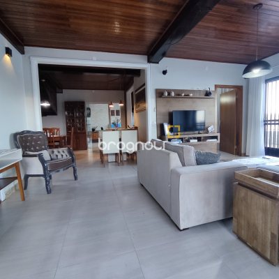 Casa com 298m², 6 quartos (sendo 6 suítes), 1 garagem, no bairro Sambaqui em Florianópolis