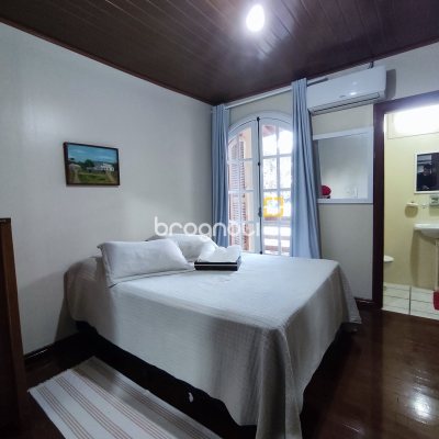 Casa com 298m², 6 quartos (sendo 6 suítes), 1 garagem, no bairro Sambaqui em Florianópolis