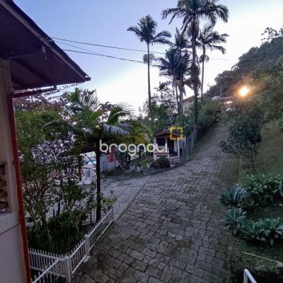 Casa com 298m², 6 quartos (sendo 6 suítes), 1 garagem, no bairro Sambaqui em Florianópolis