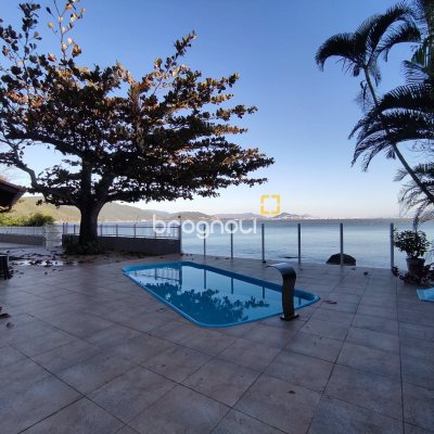 Casa com 298m², 6 quartos (sendo 6 suítes), 1 garagem, no bairro Sambaqui em Florianópolis