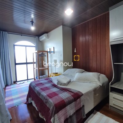 Casa com 298m², 6 quartos (sendo 6 suítes), 1 garagem, no bairro Sambaqui em Florianópolis