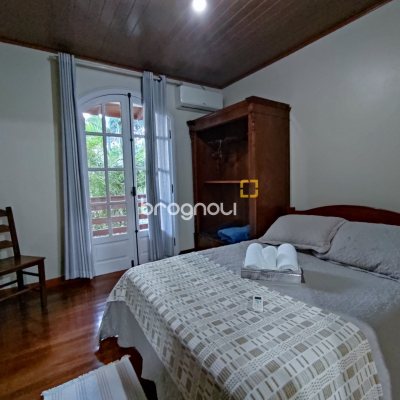 Casa com 298m², 6 quartos (sendo 6 suítes), 1 garagem, no bairro Sambaqui em Florianópolis