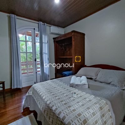 Casa com 298m², 6 quartos (sendo 6 suítes), 1 garagem, no bairro Sambaqui em Florianópolis