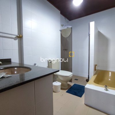 Casa com 298m², 6 quartos (sendo 6 suítes), 1 garagem, no bairro Sambaqui em Florianópolis