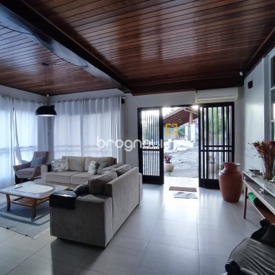 Casa com 298m², 6 quartos (sendo 6 suítes), 1 garagem, no bairro Sambaqui em Florianópolis