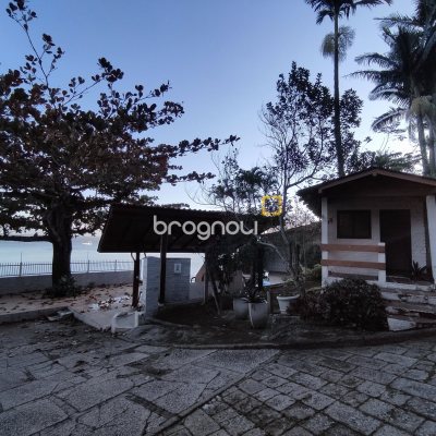 Casa com 298m², 6 quartos (sendo 6 suítes), 1 garagem, no bairro Sambaqui em Florianópolis