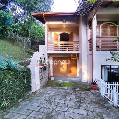 Casa com 298m², 6 quartos (sendo 6 suítes), 1 garagem, no bairro Sambaqui em Florianópolis
