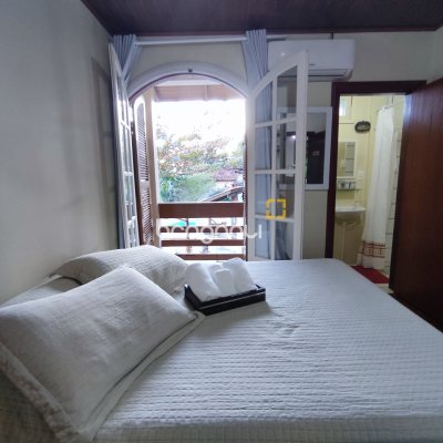 Casa com 298m², 6 quartos (sendo 6 suítes), 1 garagem, no bairro Sambaqui em Florianópolis