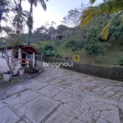 Casa com 298m², 6 quartos (sendo 6 suítes), 1 garagem, no bairro Sambaqui em Florianópolis