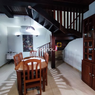 Casa com 298m², 6 quartos (sendo 6 suítes), 1 garagem, no bairro Sambaqui em Florianópolis