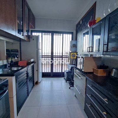 Casa com 298m², 6 quartos (sendo 6 suítes), 1 garagem, no bairro Sambaqui em Florianópolis