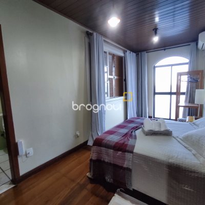 Casa com 298m², 6 quartos (sendo 6 suítes), 1 garagem, no bairro Sambaqui em Florianópolis