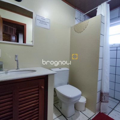 Casa com 298m², 6 quartos (sendo 6 suítes), 1 garagem, no bairro Sambaqui em Florianópolis