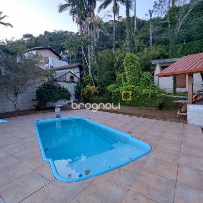 Casa com 298m², 6 quartos (sendo 6 suítes), 1 garagem, no bairro Sambaqui em Florianópolis