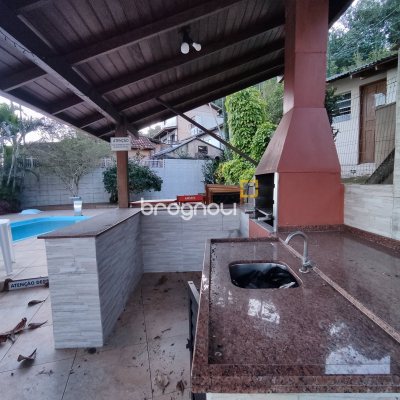 Casa com 298m², 6 quartos (sendo 6 suítes), 1 garagem, no bairro Sambaqui em Florianópolis