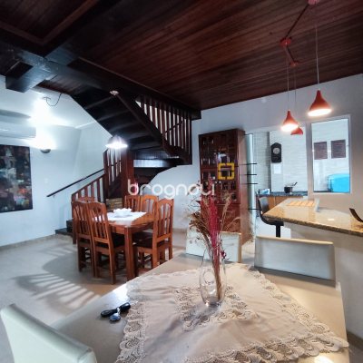 Casa com 298m², 6 quartos (sendo 6 suítes), 1 garagem, no bairro Sambaqui em Florianópolis