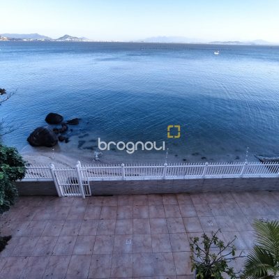 Casa com 298m², 6 quartos (sendo 6 suítes), 1 garagem, no bairro Sambaqui em Florianópolis