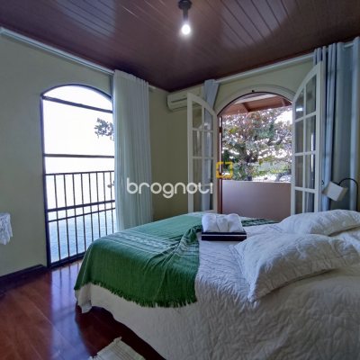 Casa com 298m², 6 quartos (sendo 6 suítes), 1 garagem, no bairro Sambaqui em Florianópolis