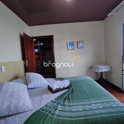 Casa com 298m², 6 quartos (sendo 6 suítes), 1 garagem, no bairro Sambaqui em Florianópolis