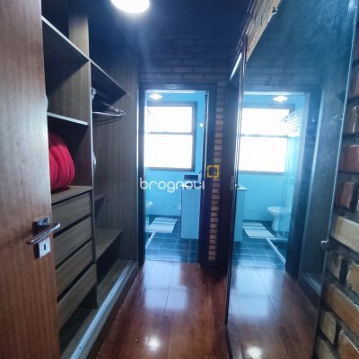 Casa com 298m², 6 quartos (sendo 6 suítes), 1 garagem, no bairro Sambaqui em Florianópolis