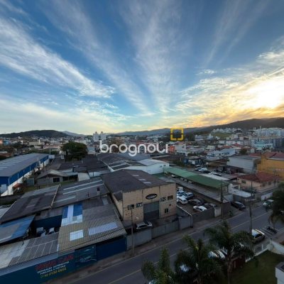 Apartamento com 63m², 2 quartos (sendo 1 suíte), 1 garagem, no bairro Areias em São José