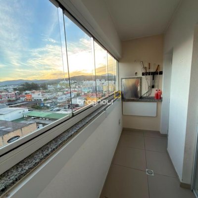 Apartamento com 63m², 2 quartos (sendo 1 suíte), 1 garagem, no bairro Areias em São José