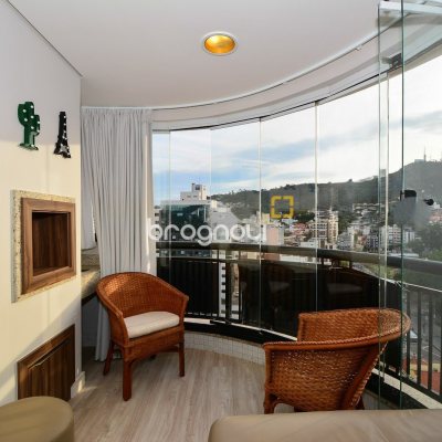 Apartamento com 82m², 3 quartos (sendo 2 suítes), 2 garagens, no bairro Trindade em Florianópolis