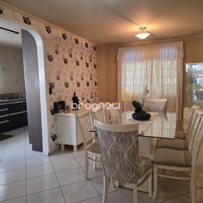 Casa com 150m², 5 quartos (sendo 2 suítes), 3 garagens, no bairro Canasvieiras em Florianópolis