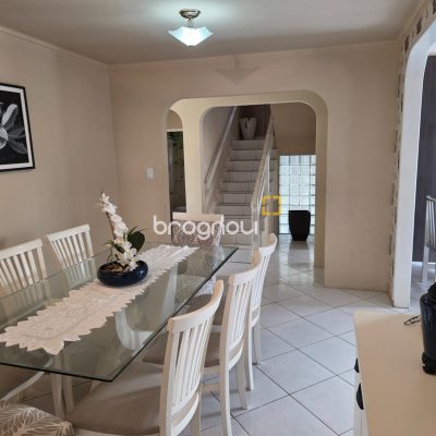 Casa com 150m², 5 quartos (sendo 2 suítes), 3 garagens, no bairro Canasvieiras em Florianópolis