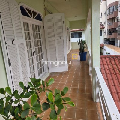 Casa com 150m², 5 quartos (sendo 2 suítes), 3 garagens, no bairro Canasvieiras em Florianópolis