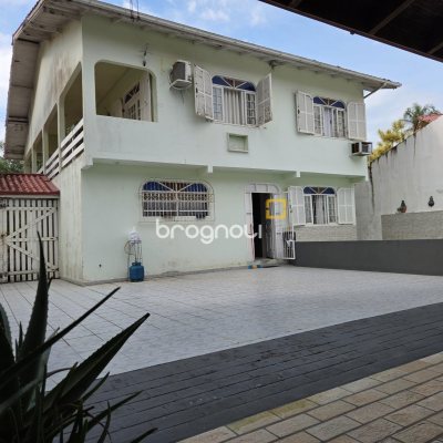 Casa com 150m², 5 quartos (sendo 2 suítes), 3 garagens, no bairro Canasvieiras em Florianópolis