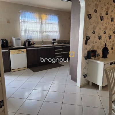 Casa com 150m², 5 quartos (sendo 2 suítes), 3 garagens, no bairro Canasvieiras em Florianópolis