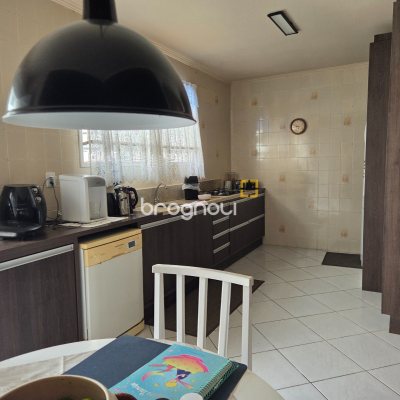 Casa com 150m², 5 quartos (sendo 2 suítes), 3 garagens, no bairro Canasvieiras em Florianópolis