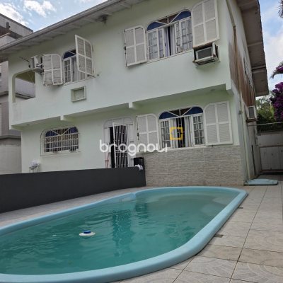 Casa com 150m², 5 quartos (sendo 2 suítes), 3 garagens, no bairro Canasvieiras em Florianópolis