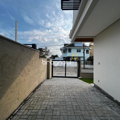 Casa com 129m², 3 quartos (sendo 1 suíte), 1 garagem, no bairro Santa Mônica em Florianópolis